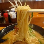 金太楼らーめん - 麺を白髪ネギと一緒にリフト！