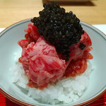 肉割烹 岡田前 - ユッケ＋キャビア