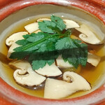 肉割烹 岡田前 - 松茸の土瓶蒸し