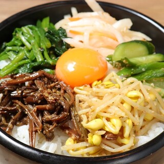 Perfect for finishing! ``Ishiyaki Bibimbap'' with plenty of charred ingredients