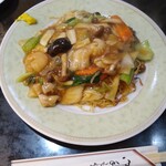 中国料理 樓蘭 - 五目焼きそば 880円　／  具沢山で美味しかったです。近所の中華日和より美味しい。ただし店内は薄暗い。。。