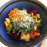 Bistro Rigole - レタス、わさびな、ケール、スプラウト、グラノーラ、スペルト小麦、キャロットラペ、紫キャベツのマリネ、湯通しした小松菜、人参、カブのピクルス、きゅうりの浅漬け、ラタトゥイユ、フムス2種、そしてヴィーガンチーズ。いろいろな味わいと食感が楽しめます。