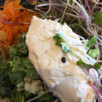 Bistro Rigole - スプラウトに隠れていた、ヴィーガンチーズ。カシューナッツペーストに豆乳ヨーグルトを加えてホエイで伸ばしたもの。ほんのりスパイスの香り。ナッツを砕いたものをトッピング。