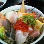 マルトモ水産 鮮魚市場 - 海鮮丼1300円