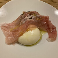 セミーナ - 出来立てモッツァレラに生ハム　奥に余市のプルーン