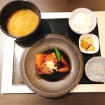 わらべ菜魚洞 - 白いトロ・オシツケ（2,300円＋あら汁定食セット550円）