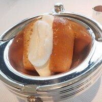 ベージュ アラン・デュカス 東京 - ババ　モンテカルロ風　アランデュカスといえば！これ！