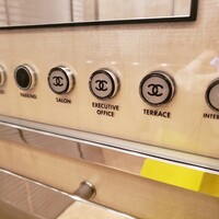 ベージュ アラン・デュカス 東京 - エレベーター