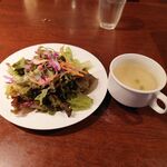 Itarian Koujimachi Maru - ランチのセットに含まれるサラダとスープ