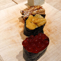 鮨 いその  - 手前からいくら、うに、鰻、出汁卵焼