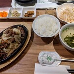 韓国料理・焼肉 きんちゃん - プルコギ定食　甘めのタレで美味しかった