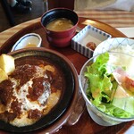 洋食勝井 - 嫁様のハンバーグ定食1600円、ぐつぐつ焼けてました。