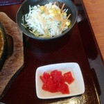 ぎやまん亭 - カツカレー大盛りに付いてくる福神漬け、サラダ