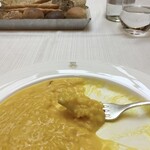 モイベーカリー - 本場ミラノ「Peck」で食べた Risotto ai pistilli di zafferano(Risotto alla milanese)もフォークで食べた。Coperto に"菓子パン" (ヴィエノワズリー、仏Viennoiserie は無く、"食事パン" だけである。