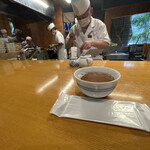 Itamaegokoro Kikuura - 手前で刺身、奥では天ぷらを美味しそうに揚げてました