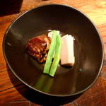 地酒喝采 かも蔵 - 芋棒（京芋と棒鱈の炊き合わせ￥1016）薄味と濃味が一つの鉢にはち合わせ