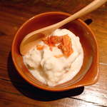 地酒喝采 かも蔵 - 麹豆腐（￥554）赤いのはフルーツドライトマト、甘酸っぱさがアクセントに