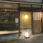 Pojian - 恵比寿二丁目の交差点に突然現れるかっこいい日本家屋。格子の中の職人さんがいーね。（東京都のご安心マークだけ、やっぱり浮きますわー。必要なんだろうけど。）