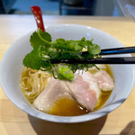 超純水採麺 天国屋 - 三つ葉と刻みネギ