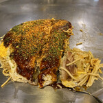 Hiroshima Okonomiyaki Teppanyaki Kurahashi - ヘラで直接食べます。