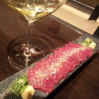 西麻布 肉粋やまもと - さよならレバー刺し、白ワインとともに；；