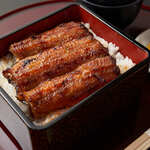 Honkaku Sumi Biyaki Unagi Oumigyuusara - 炭焼きうな重（松）（茶碗蒸し、吸物、香の物付）4,290円
