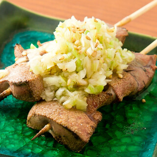 手作業で仕込むこだわりの焼き鳥は、秘伝のタレでご堪能ください