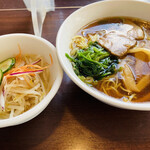 中華大新 - ランチメニュー（炒飯、半ラーメン、サラダ）