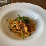 トラットリア タルタルーガ - ツナのトマトソースは平麺のフィットチーネ