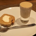 トラットリア・コッレ - デザート：紅茶のアイスクリームとロールケーキ