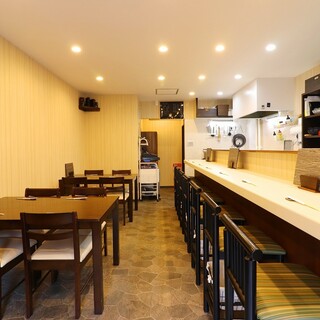 A bright and lively space where you can enjoy conversation with the owner. Lunch hours are also available.