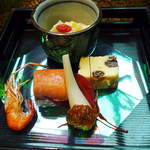 渓山亭 - 前菜。サーモン手まり寿司・川海老カラ揚げ・レーズンチーズ・栗と白滝の白和え・エシャレット葱味噌添え (2012/10 訪問)