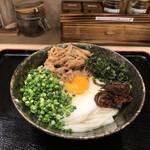 Honkakuha Hakata Udon Hasida Taikiti - 釜玉山かけうどん¥650、肉¥300