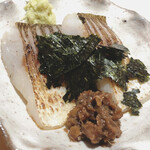 すが弥 - 旬のカマスの炙り。名残の稚鮎と山椒のチャンク、丸山の混とび海苔の香りも良く、これも酒を呼ぶ