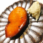 すが弥 - ようやく出始めた余市の鮟肝。菅谷氏によれば、煮上げた後の熟柿色の脂は余市でないと出ないそうです。これはラッコの大好物