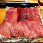 すが弥 - 今夜のピンピンの鮪です。奥の左から塩竃の腹カミ、大間の赤身、大間の背トロ。手前が塩竃のカマ筋大トロです。いずれも魚体も160kg