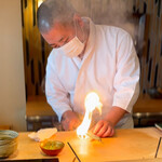 登喜和鮨 - お馴染みの見せ場！黒ムツの皮目を炙る