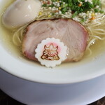 自家製麺 ら～めん かり屋 - 新しくなったかつなりくんナルト