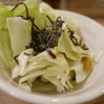 串カツの中村屋 - お通し（塩だれキャベツ）