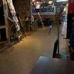 チョップスティックス - 席からは色々なお店が見える。