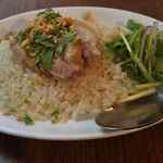 チョップスティックス - カオマンガイやシンガポールチキンライスによく似たチキンライス