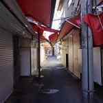 チョップスティックス - お店へは駅前のシャッター通りを移動