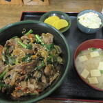 どんぶりや - 牛肉と野菜の甘辛炒め丼（本日の日替わり）700円