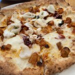 青いナポリ - ヤリイカと牛蒡のトマト煮、トレビスのピッツァ ”サルモーネ”