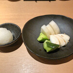 焼鳥 おみ乃 - おろし + 漬物