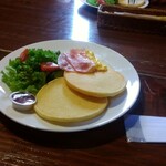 雪詩慕雲 - パンケーキ(ベーコン、スクランブルエッグ、サラダ。)