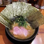 横浜家系ラーメン 三郷家 - ラーメン680円麺硬め。海苔増し100円。