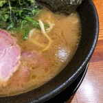 横浜家系ラーメン 三郷家 - 鶏油の香がいいスープ。