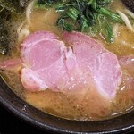 横浜家系ラーメン 三郷家 - チャーシューはスモーク。