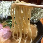 横浜家系ラーメン 三郷家 - 麺リフト。
